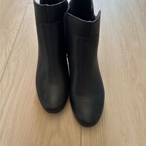 Clarks Black Ankle Boots Sleek Design